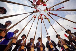 贵州丹寨：非遗巡游展演绽放多元魅力