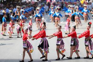 贵州丹寨：非遗巡游展演绽放多元魅力