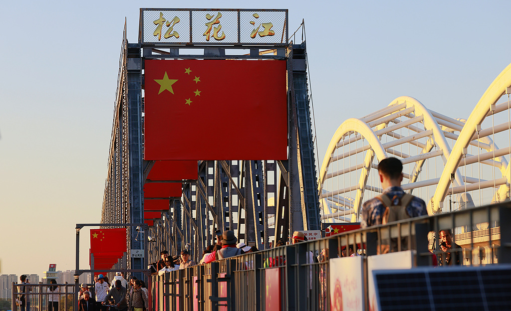 哈尔滨：滨洲铁路桥身披“国旗红”迎国庆