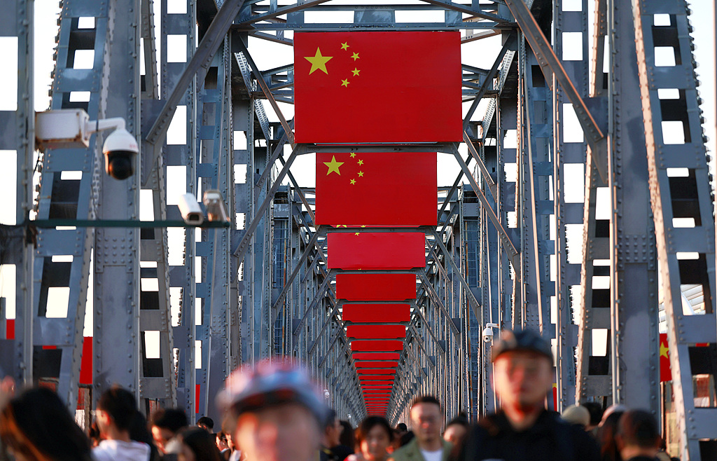 哈尔滨：滨洲铁路桥身披“国旗红”迎国庆