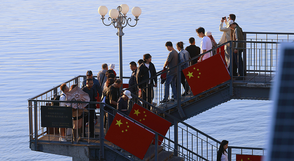 哈尔滨：滨洲铁路桥身披“国旗红”迎国庆