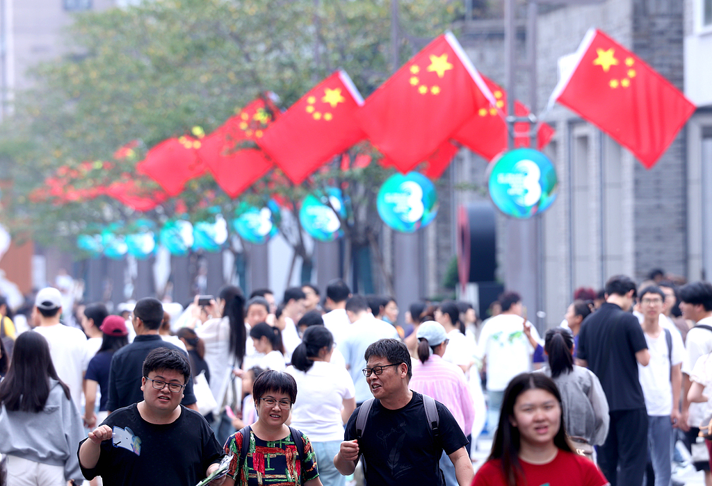 浙江杭州：步行街红旗飘扬迎国庆