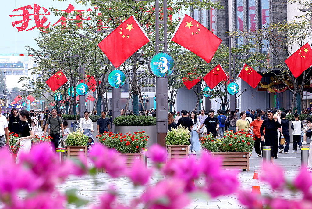 浙江杭州：步行街红旗飘扬迎国庆