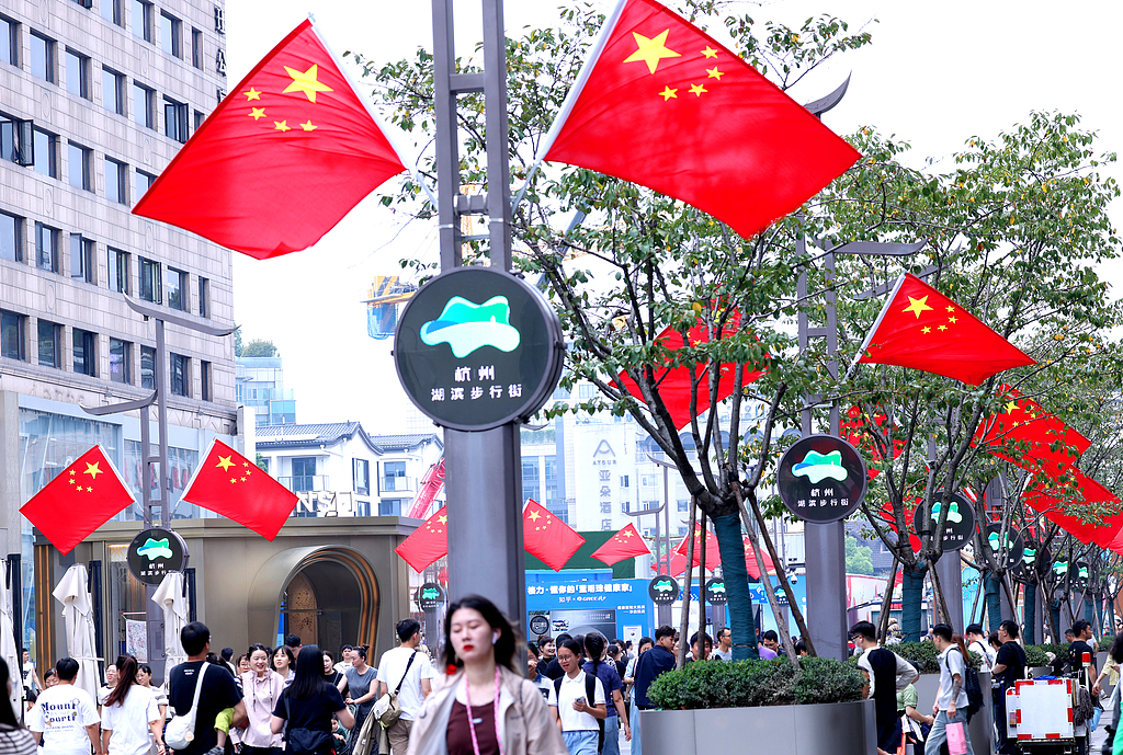 浙江杭州：步行街红旗飘扬迎国庆