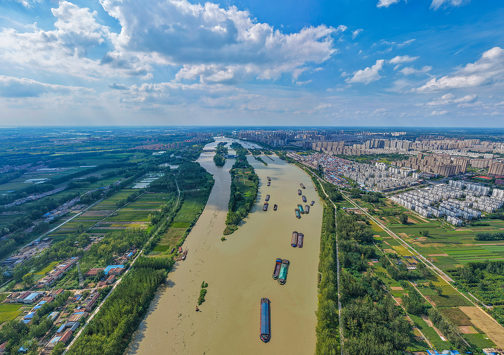 江苏宿迁：运输船满载货物穿梭京杭大运河