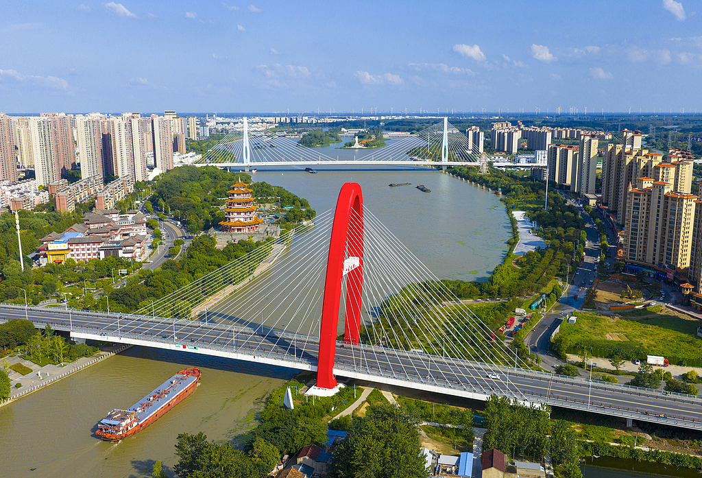 江苏宿迁：运输船满载货物穿梭京杭大运河