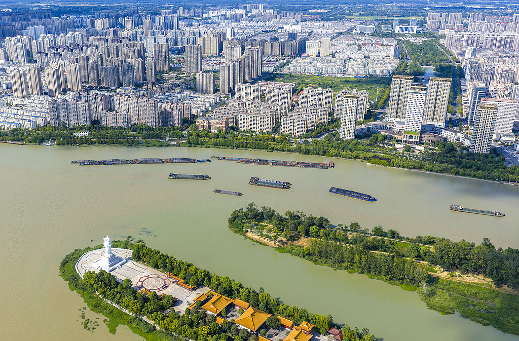 江苏宿迁：运输船满载货物穿梭京杭大运河