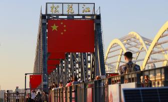 哈尔滨：滨洲铁路桥身披“国旗红”迎国庆