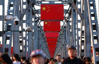 哈尔滨：滨洲铁路桥身披“国旗红”迎国庆