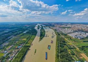 江苏宿迁：运输船满载货物穿梭京杭大运河