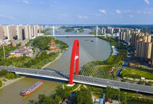 江苏宿迁：运输船满载货物穿梭京杭大运河