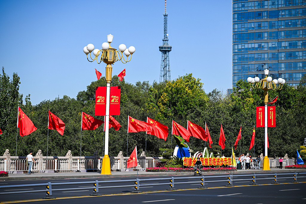 乌鲁木齐大街小巷绽放最美“中国红”