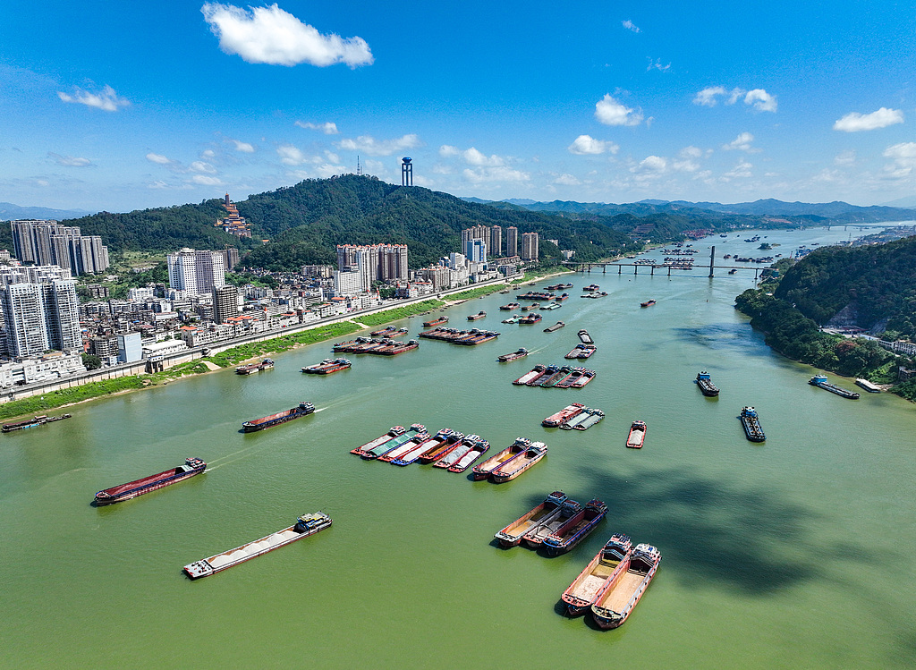 广西梧州：西江黄金水道运输忙