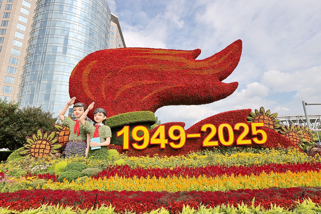 北京：长安街主题花坛完成国庆元素“换装”