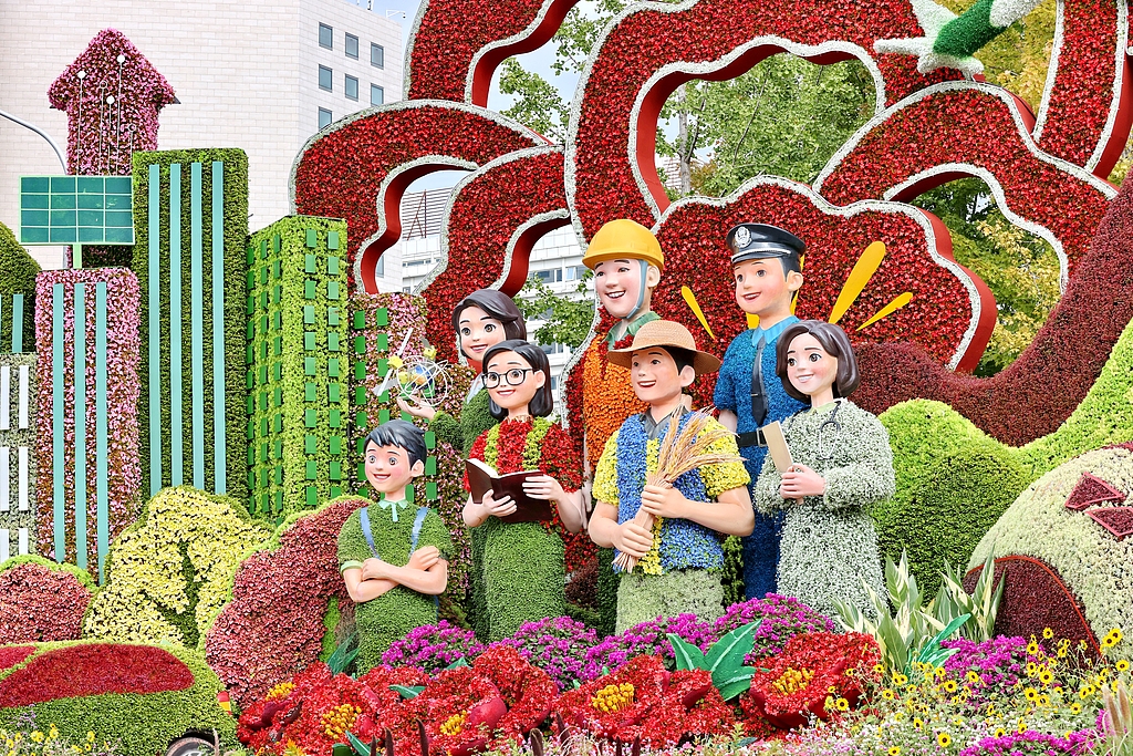 北京：长安街主题花坛完成国庆元素“换装”