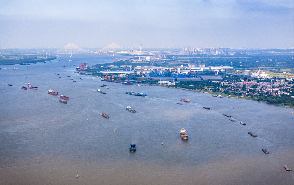 安徽芜湖：长江“黄金水道”船舶往来穿梭
