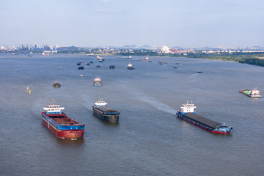 安徽芜湖：长江“黄金水道”船舶往来穿梭