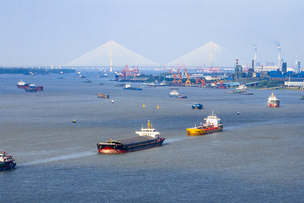 安徽芜湖：长江“黄金水道”船舶往来穿梭