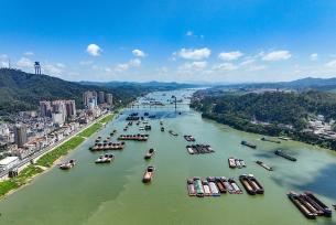 广西梧州：西江黄金水道运输忙