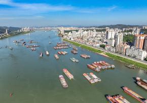 广西梧州：西江黄金水道运输忙