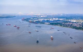 安徽芜湖：长江“黄金水道”船舶往来穿梭