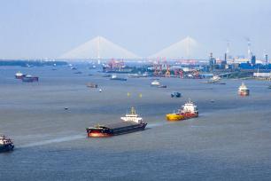 安徽芜湖：长江“黄金水道”船舶往来穿梭