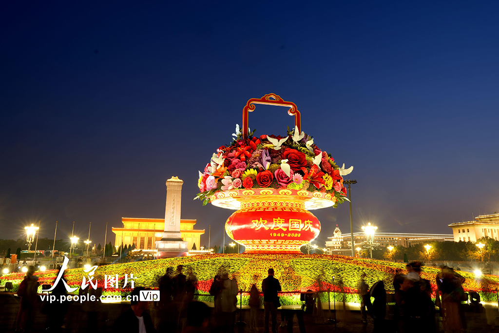 “祝福祖国”巨型花篮亮相天安门广场