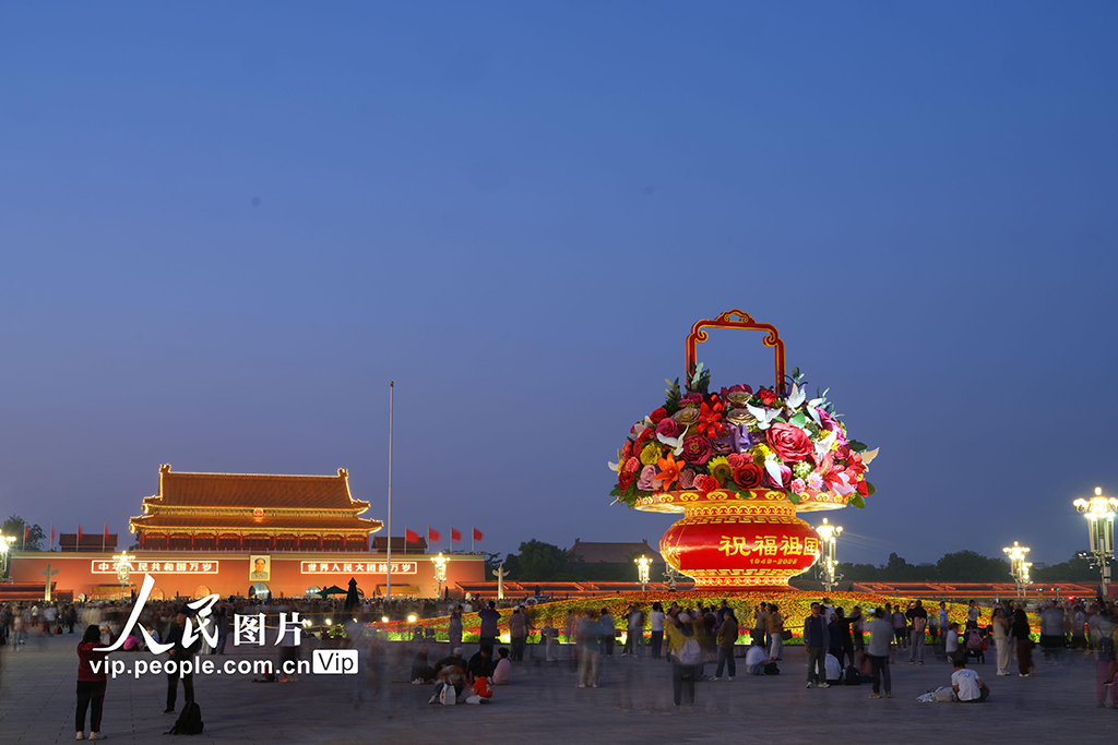 “祝福祖国”巨型花篮亮相天安门广场