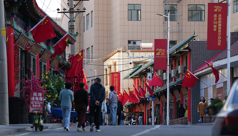 “中国红”点亮乌鲁木齐 大街小巷节庆氛围浓