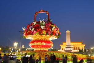 “祝福祖国”巨型花篮亮相天安门广场