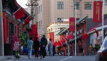 “中国红”点亮乌鲁木齐 大街小巷节庆氛围浓