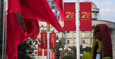 “中国红”点亮乌鲁木齐 大街小巷节庆氛围浓