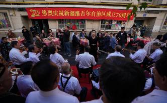 “中国红”点亮乌鲁木齐 大街小巷节庆氛围浓