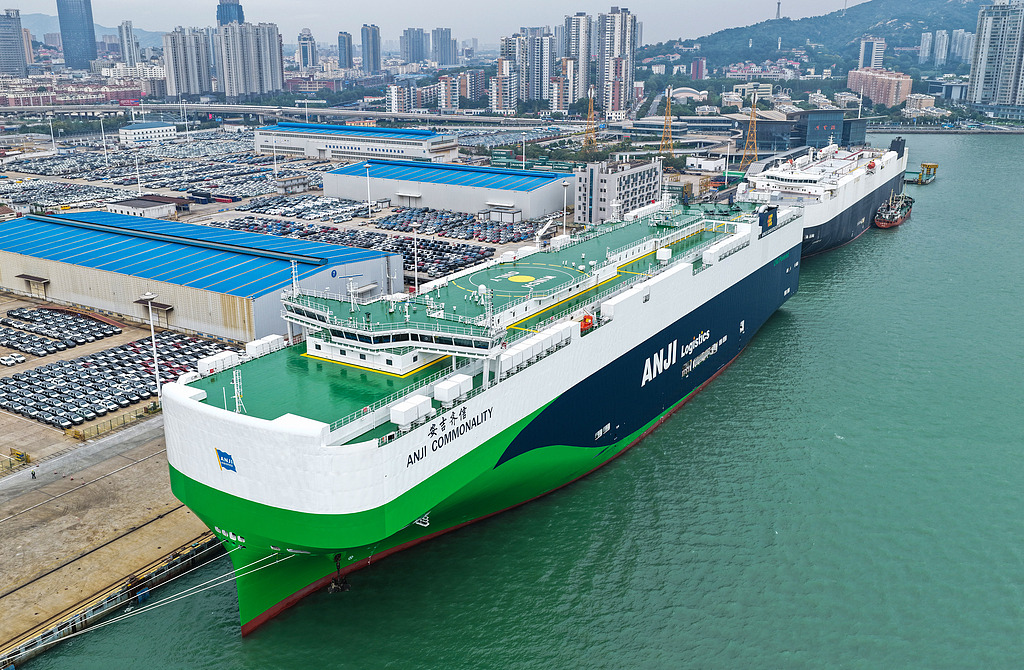 江苏连云港：滚装船在码头装运汽车