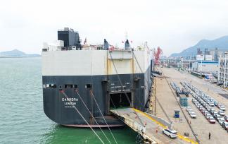 江苏连云港：滚装船在码头装运汽车