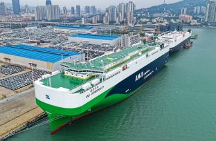 江苏连云港：滚装船在码头装运汽车