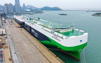 江苏连云港：滚装船在码头装运汽车