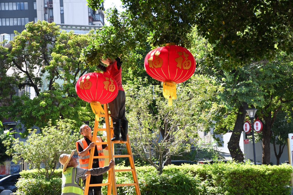 广东东莞：街头大红灯笼高挂 喜庆氛围拉满
