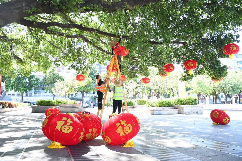 广东东莞：街头大红灯笼高挂 喜庆氛围拉满