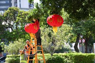 广东东莞：街头大红灯笼高挂 喜庆氛围拉满