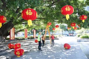 广东东莞：街头大红灯笼高挂 喜庆氛围拉满