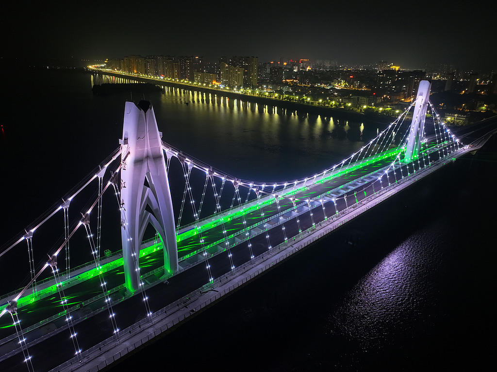 江西吉安：澄江大桥主桥进行景观灯调试