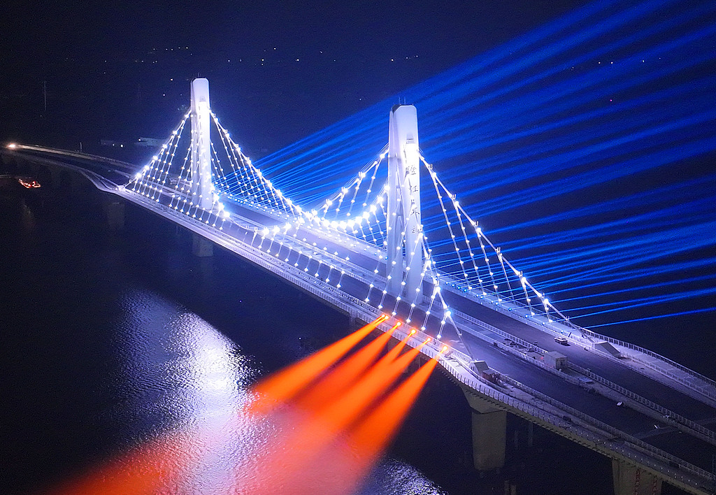 江西吉安：澄江大桥主桥进行景观灯调试