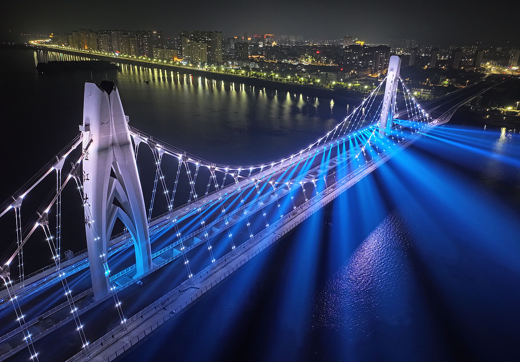 江西吉安：澄江大桥主桥进行景观灯调试