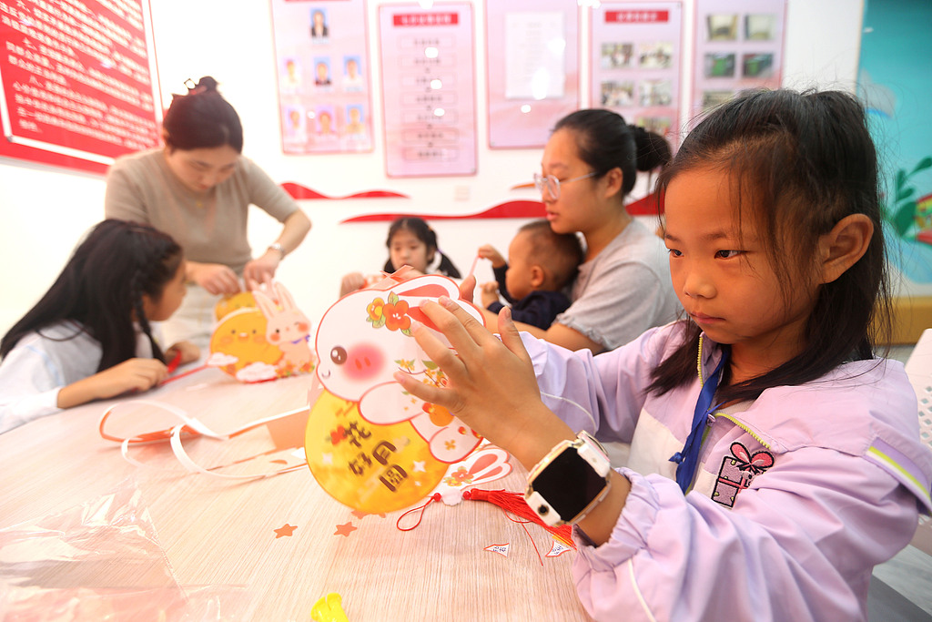 江苏连云港：社区邻里同心喜迎“双节”