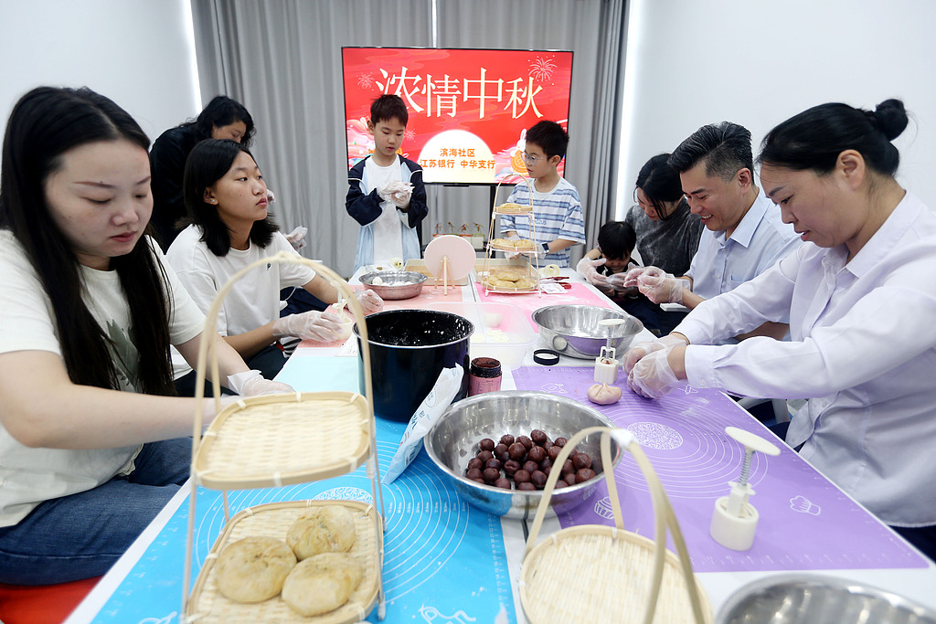 江苏连云港：社区邻里同心喜迎“双节”