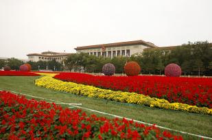 天安门广场花团锦簇 节日氛围浓厚