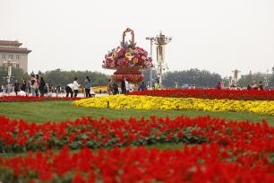 天安门广场花团锦簇 节日氛围浓厚