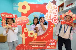 江苏连云港：社区邻里同心喜迎“双节”