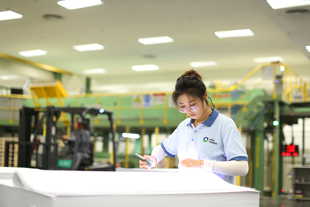 山东日照：文化用纸生产线持续运转